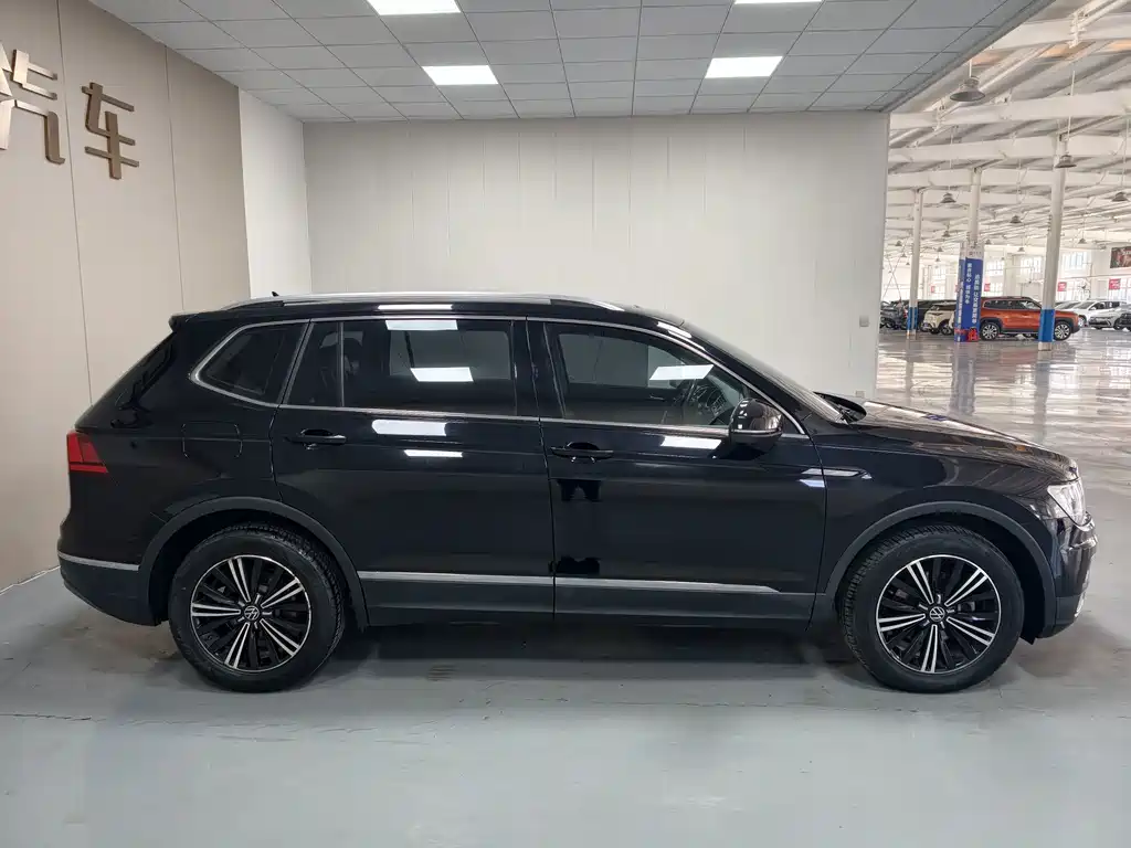 Volkswagen Tiguan L — фото 7