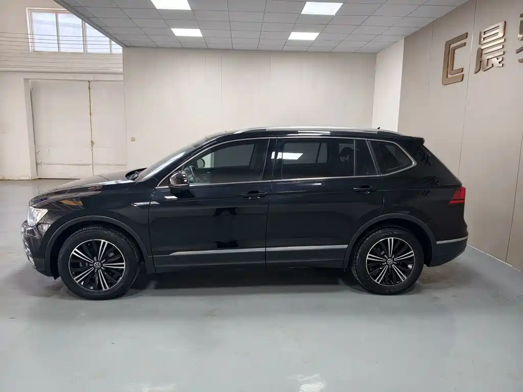 Volkswagen Tiguan L — фото 8