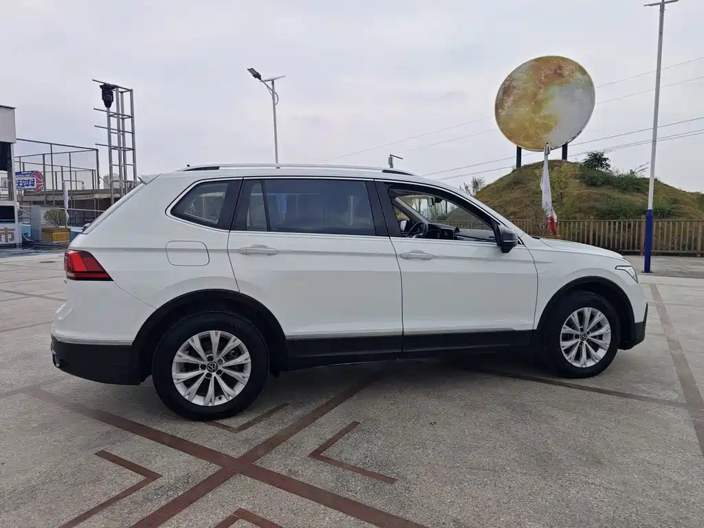 Volkswagen Tiguan L — фото 15