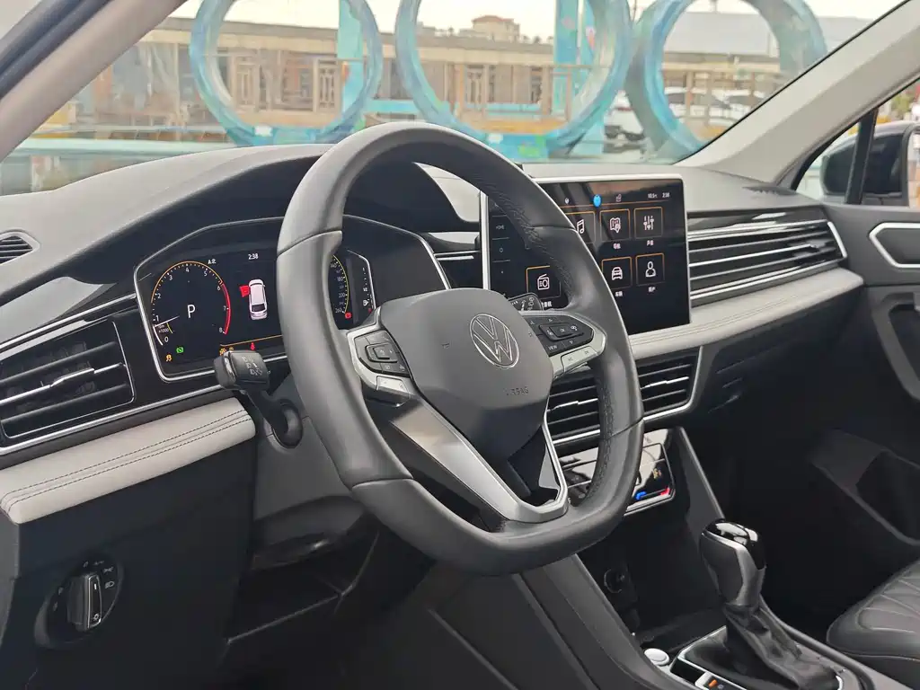 Volkswagen Tiguan L — фото 25