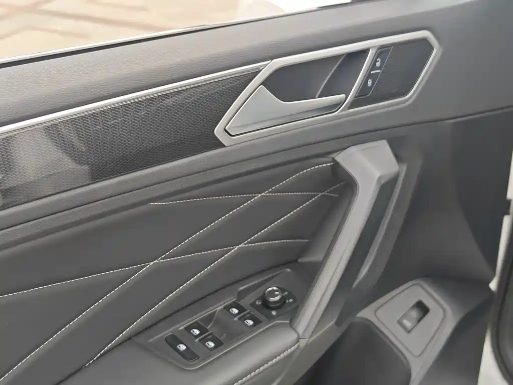 Volkswagen Tiguan L — фото 26