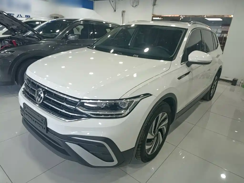 Volkswagen Tiguan L — фото 2