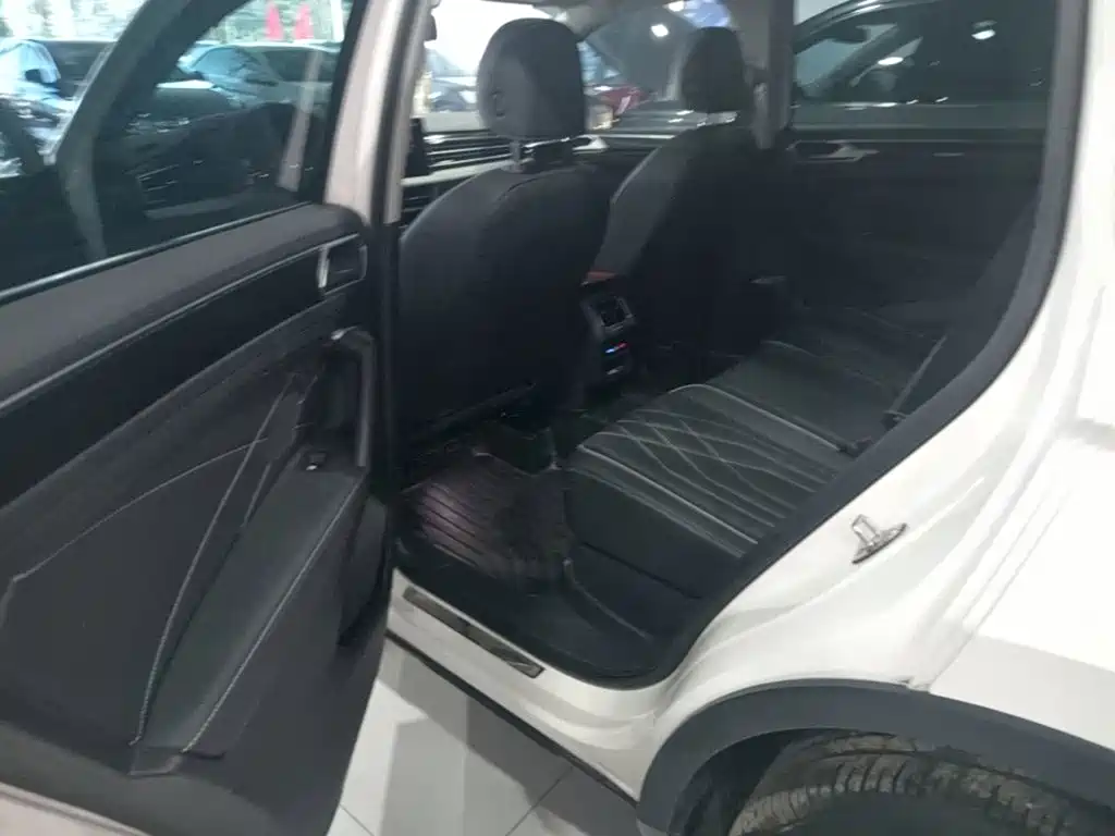 Volkswagen Tiguan L — фото 17