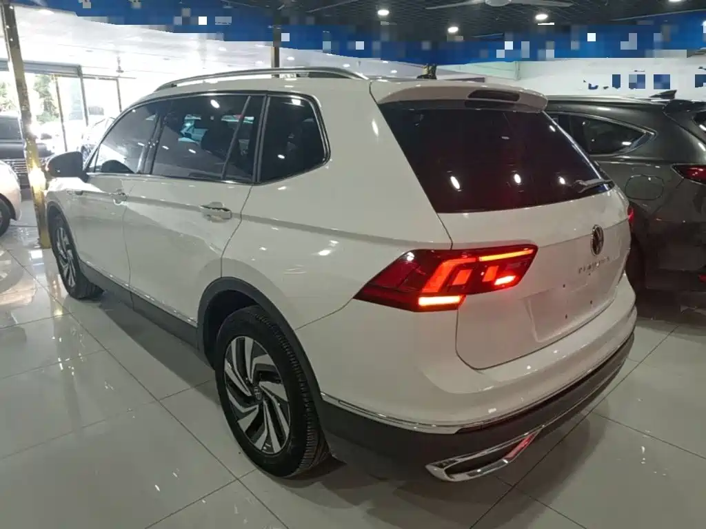 Volkswagen Tiguan L — фото 5