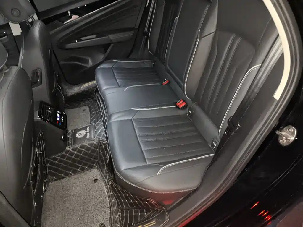 Volkswagen Passat — фото 13