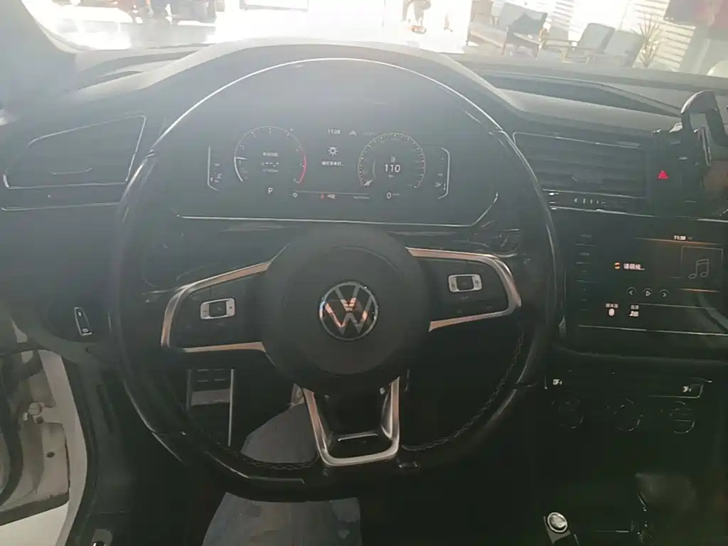 Volkswagen Tiguan L — фото 11