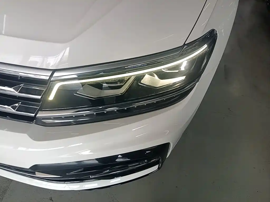 Volkswagen Tiguan L — фото 24