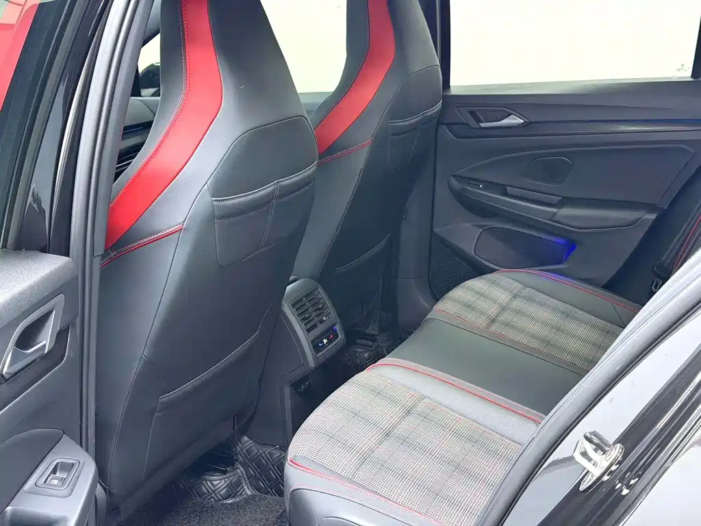 Volkswagen Golf GTI — фото 7