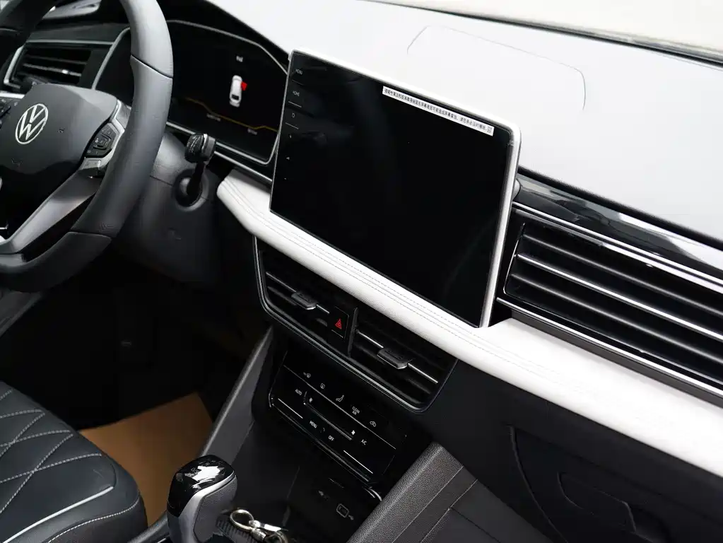 Volkswagen Tiguan L — фото 11