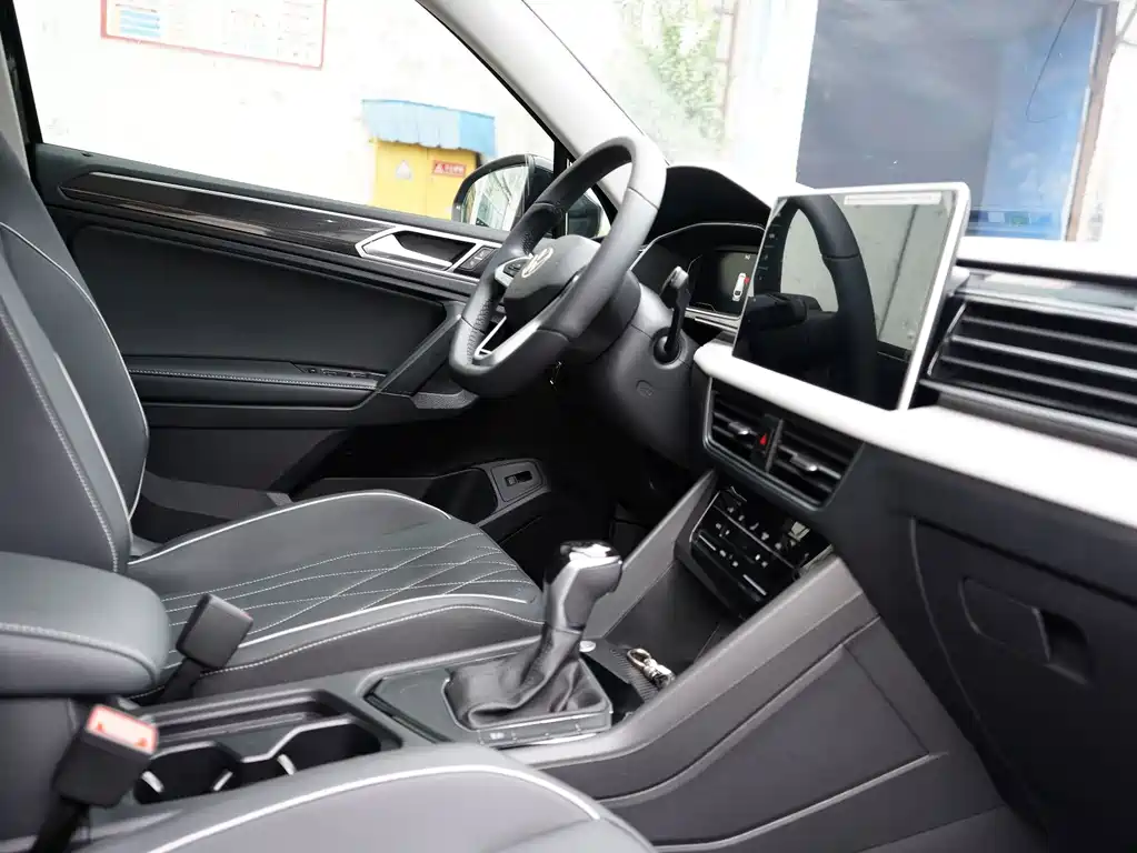 Volkswagen Tiguan L — фото 14