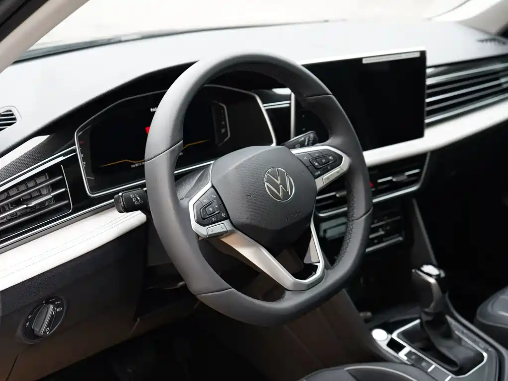 Volkswagen Tiguan L — фото 18