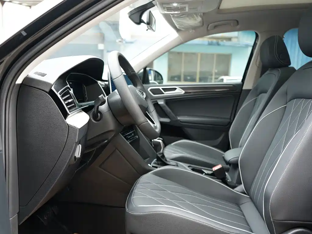 Volkswagen Tiguan L — фото 19
