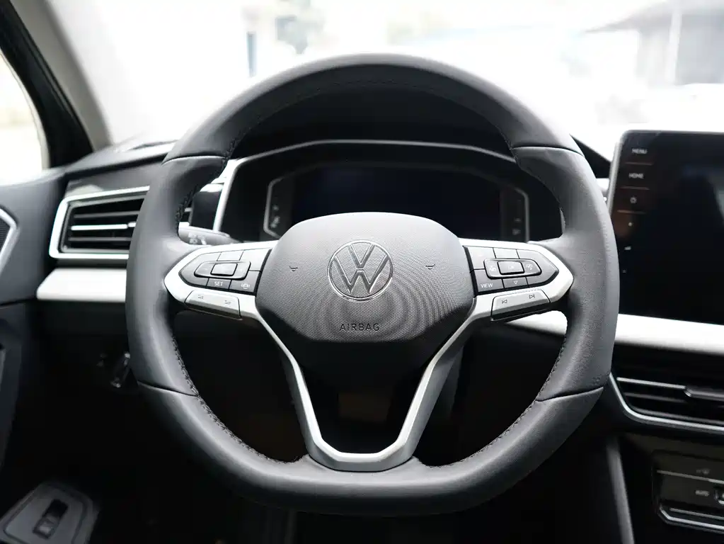 Volkswagen Tiguan L — фото 7