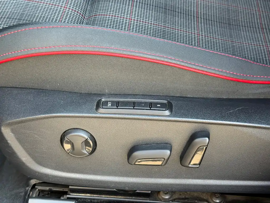 Volkswagen Golf GTI — фото 14