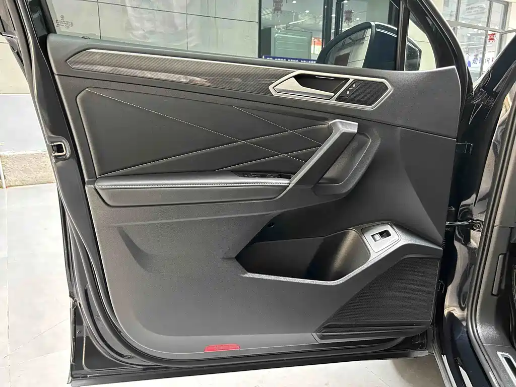 Volkswagen Tiguan L — фото 17