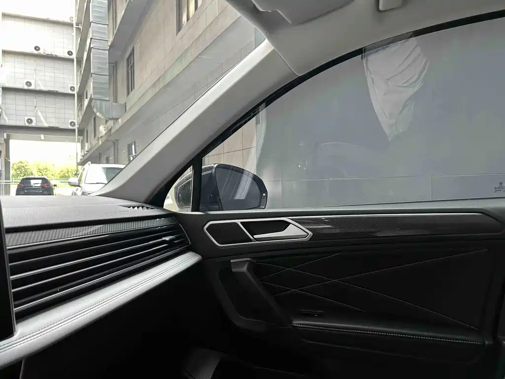 Volkswagen Tiguan L — фото 4