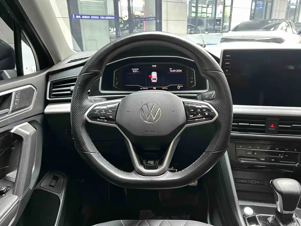 Volkswagen Tiguan L — фото 8
