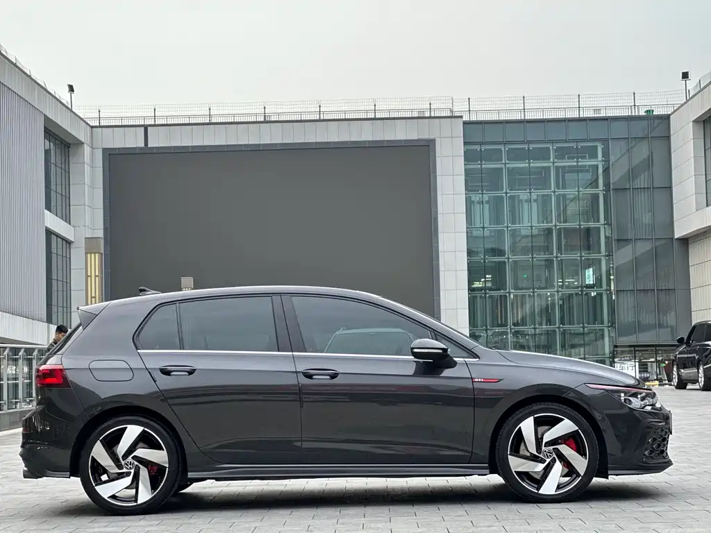 Volkswagen Golf GTI — фото 11