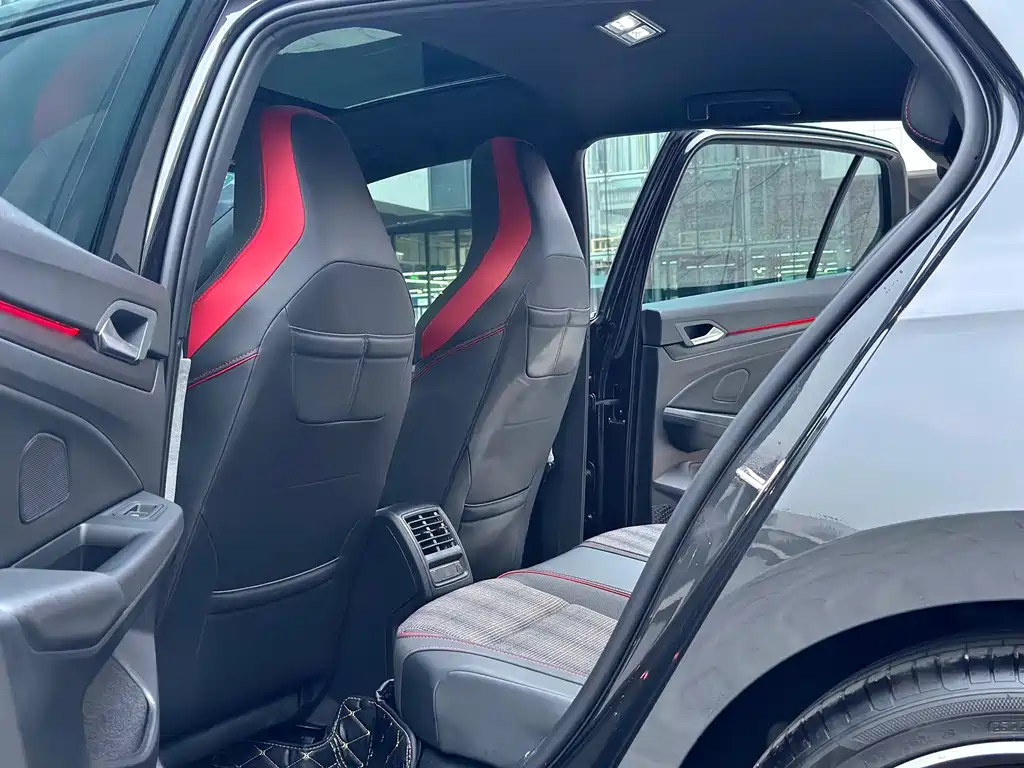 Volkswagen Golf GTI — фото 10