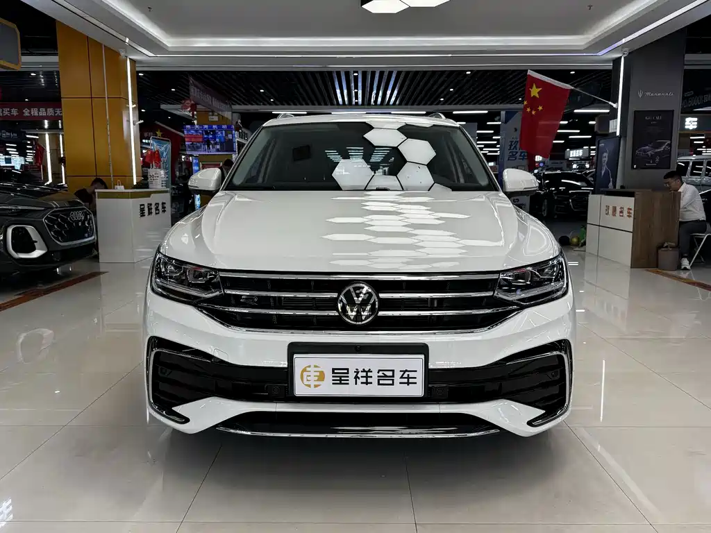 Volkswagen Tiguan L — фото 2
