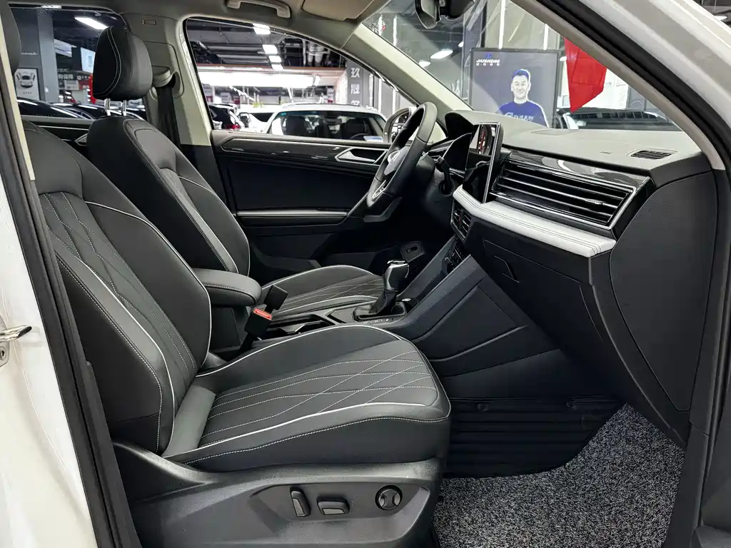Volkswagen Tiguan L — фото 10