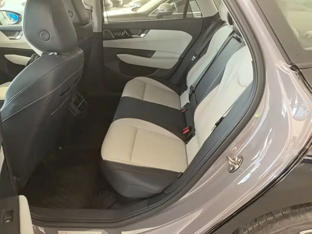Volkswagen Passat — фото 17