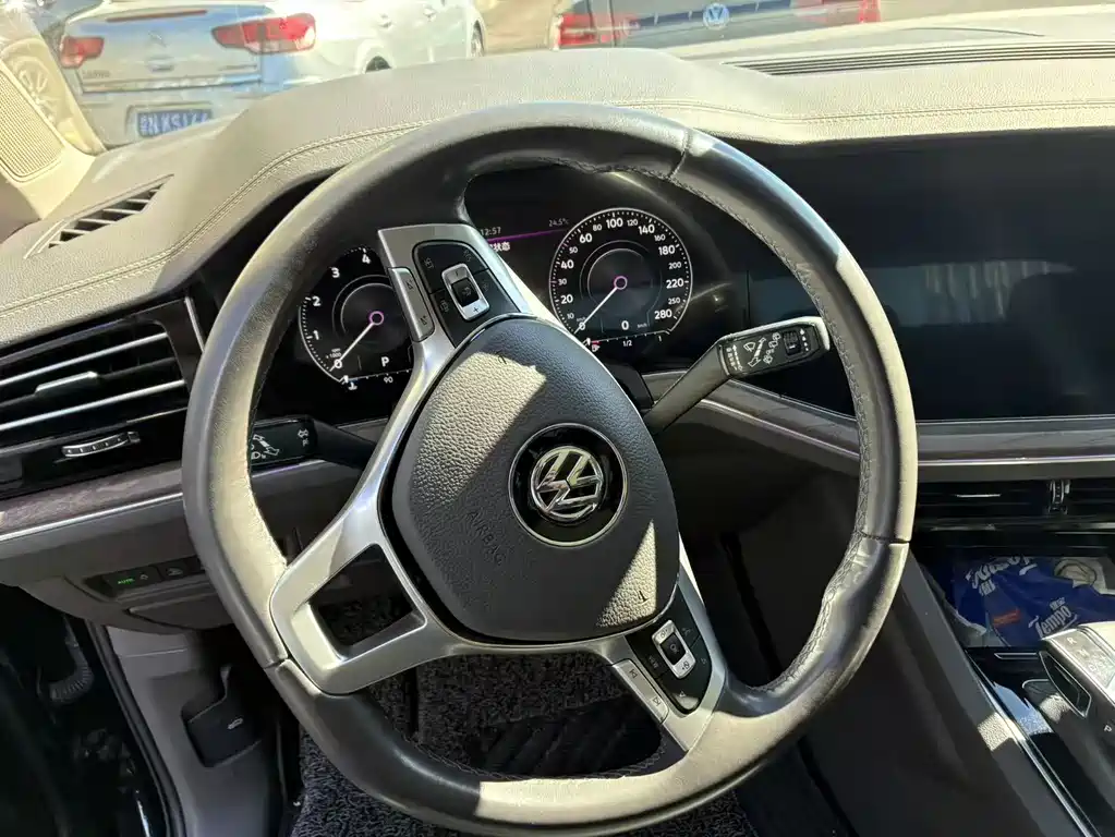 Volkswagen Touareg — фото 2