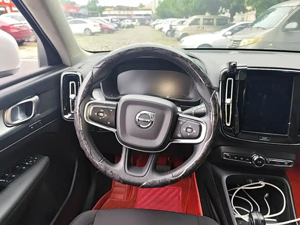 Volvo XC40 — фото 11