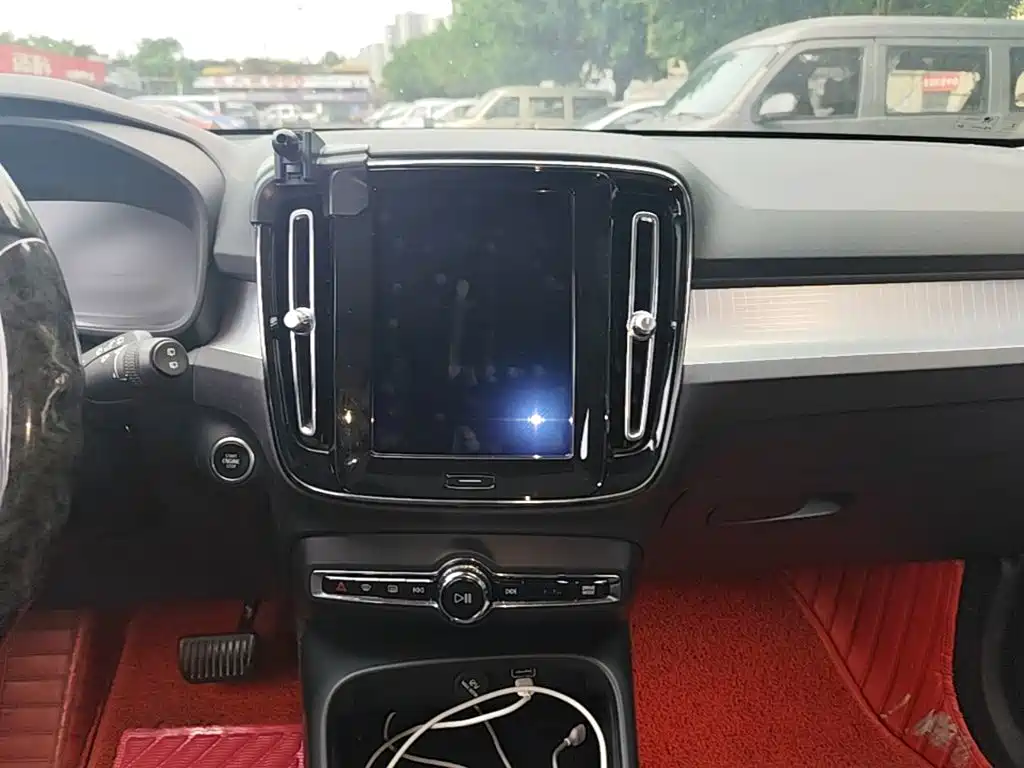 Volvo XC40 — фото 13