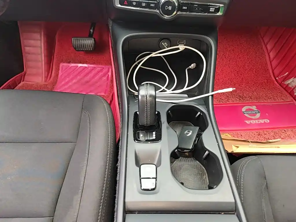Volvo XC40 — фото 14