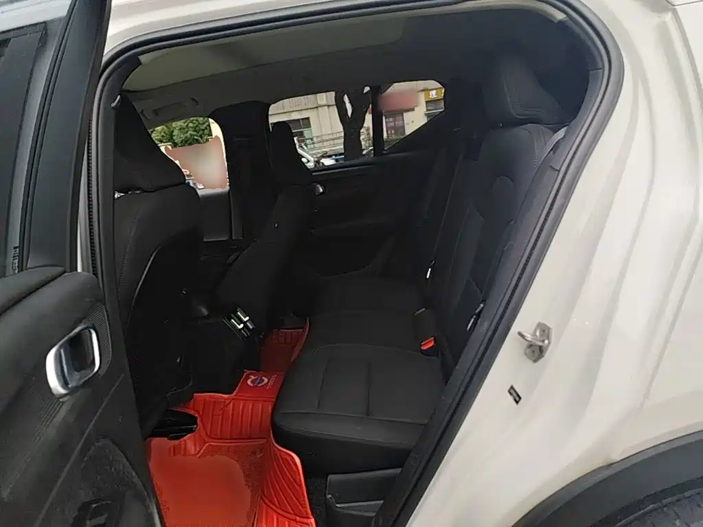 Volvo XC40 — фото 17