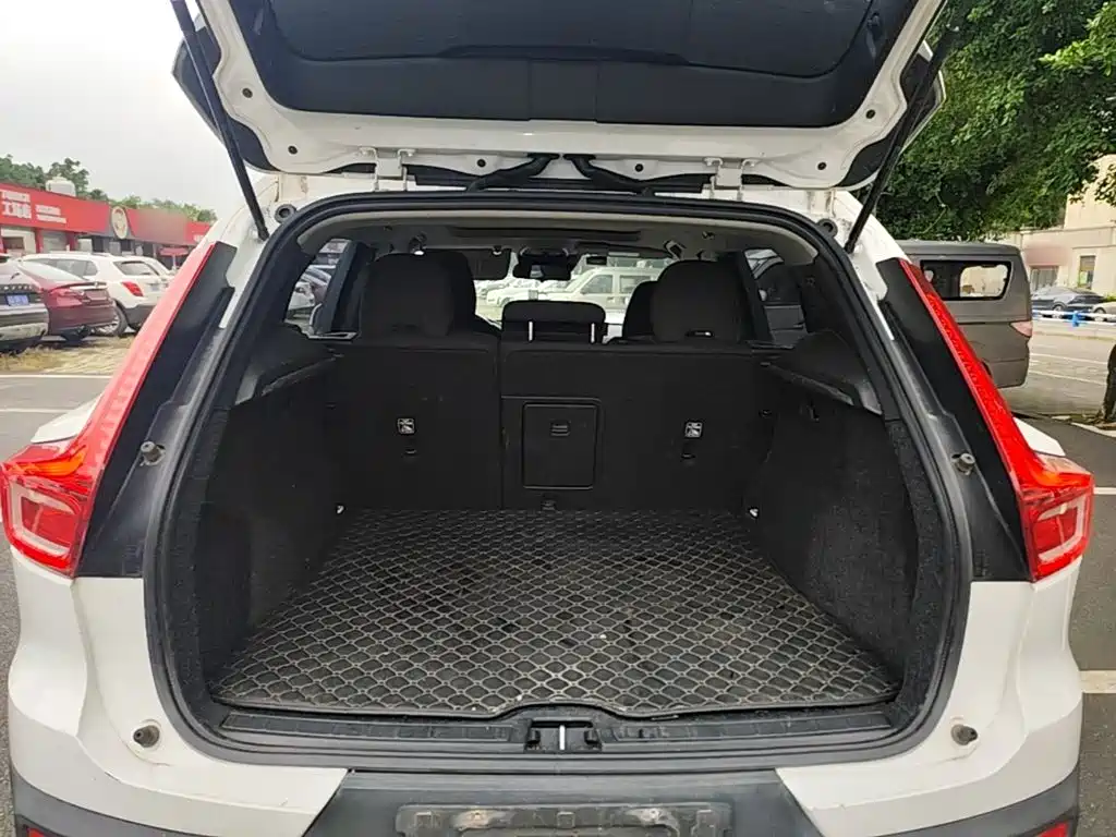 Volvo XC40 — фото 19