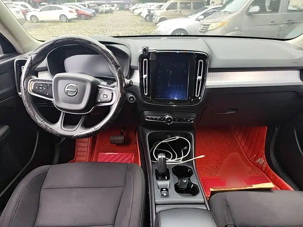 Volvo XC40 — фото 10