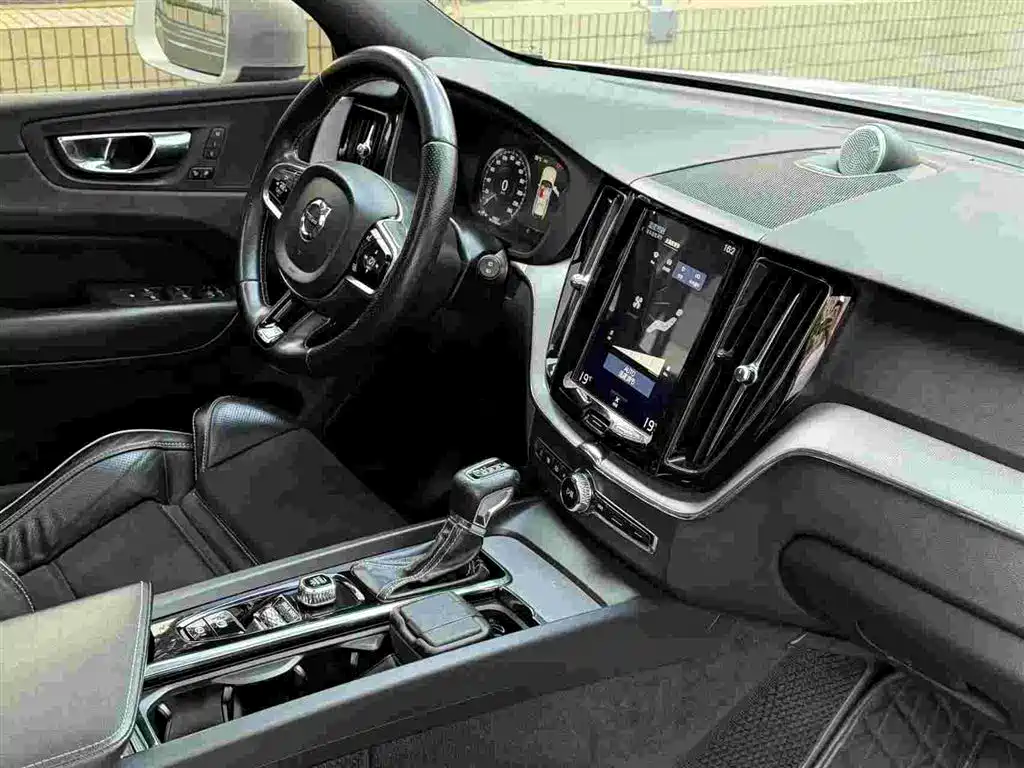 Volvo XC60 — фото 7