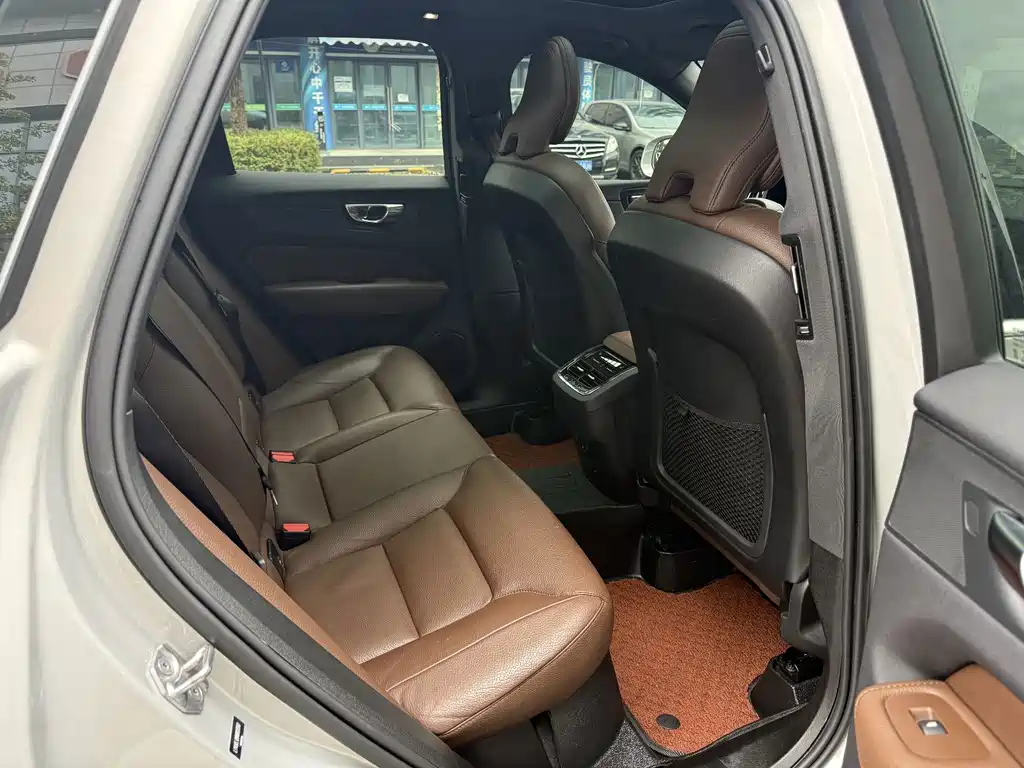 Volvo XC60 — фото 11