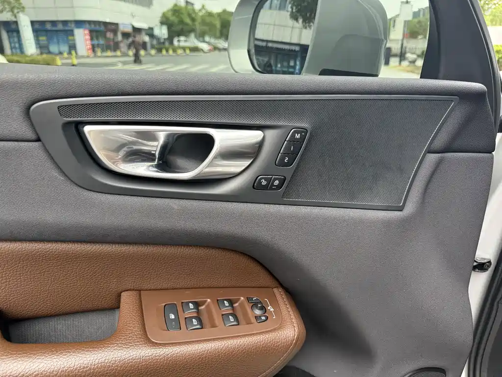 Volvo XC60 — фото 14