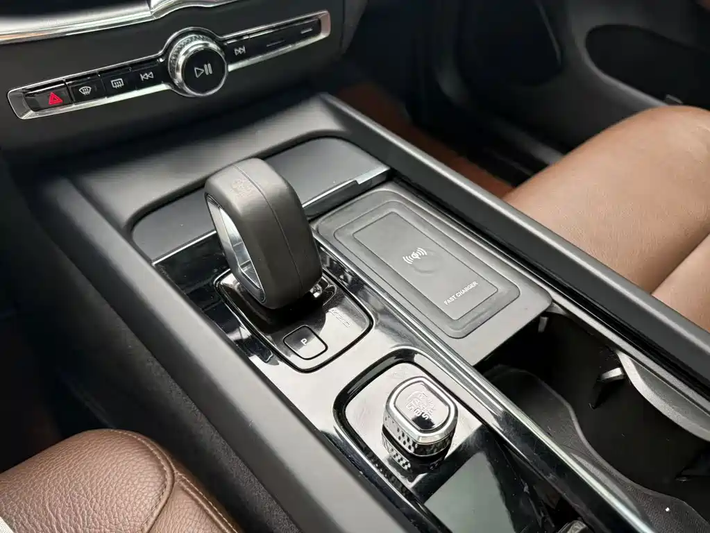 Volvo XC60 — фото 17