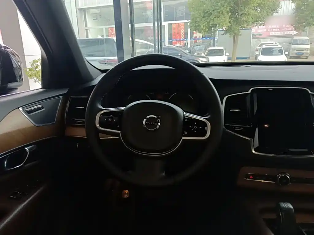 Volvo XC90 — фото 11