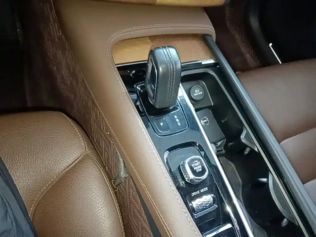 Volvo XC90 — фото 14