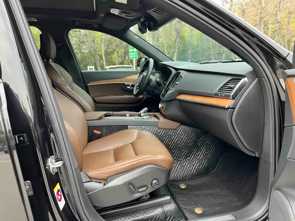 Volvo XC90 — фото 11