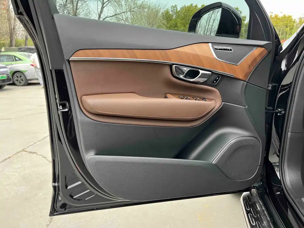Volvo XC90 — фото 15