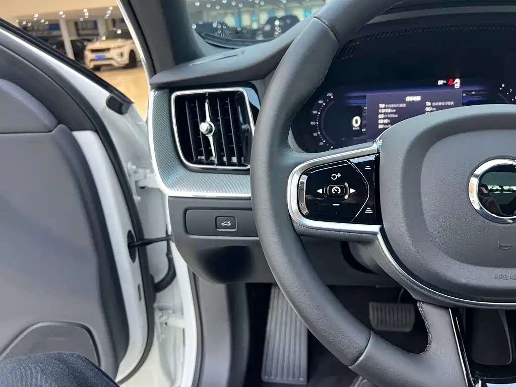 Volvo XC60 — фото 13