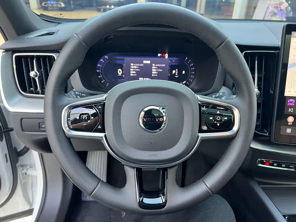 Volvo XC60 — фото 15