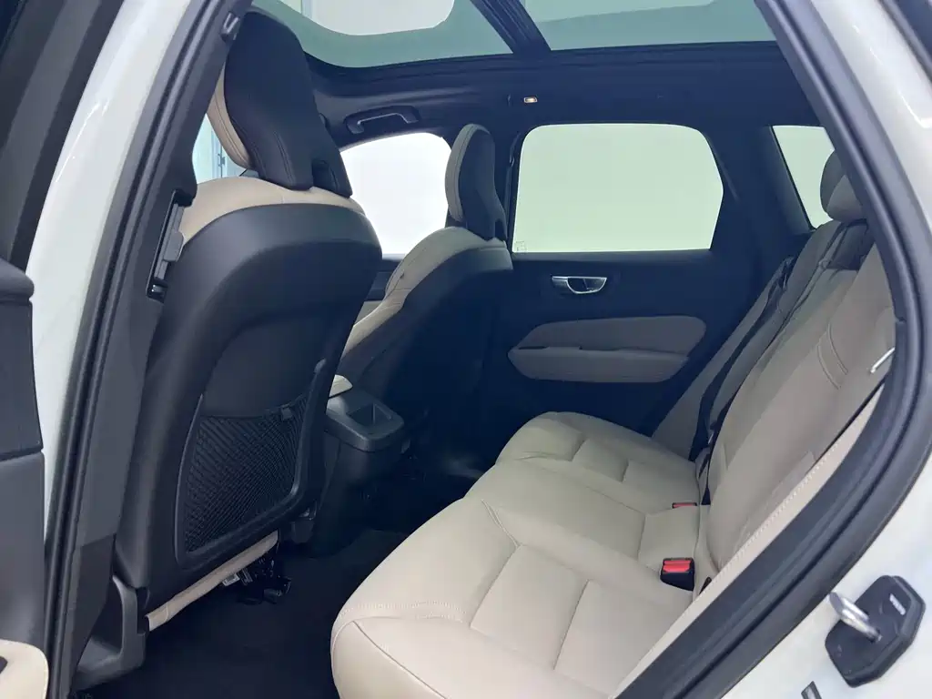 Volvo XC60 — фото 19