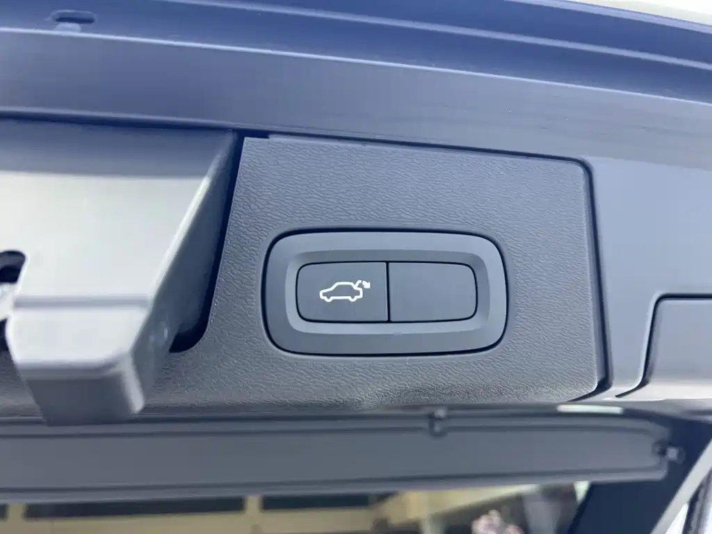 Volvo XC60 — фото 22
