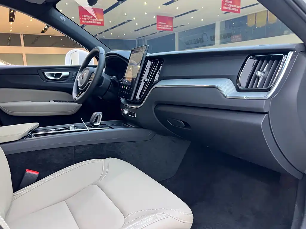 Volvo XC60 — фото 23