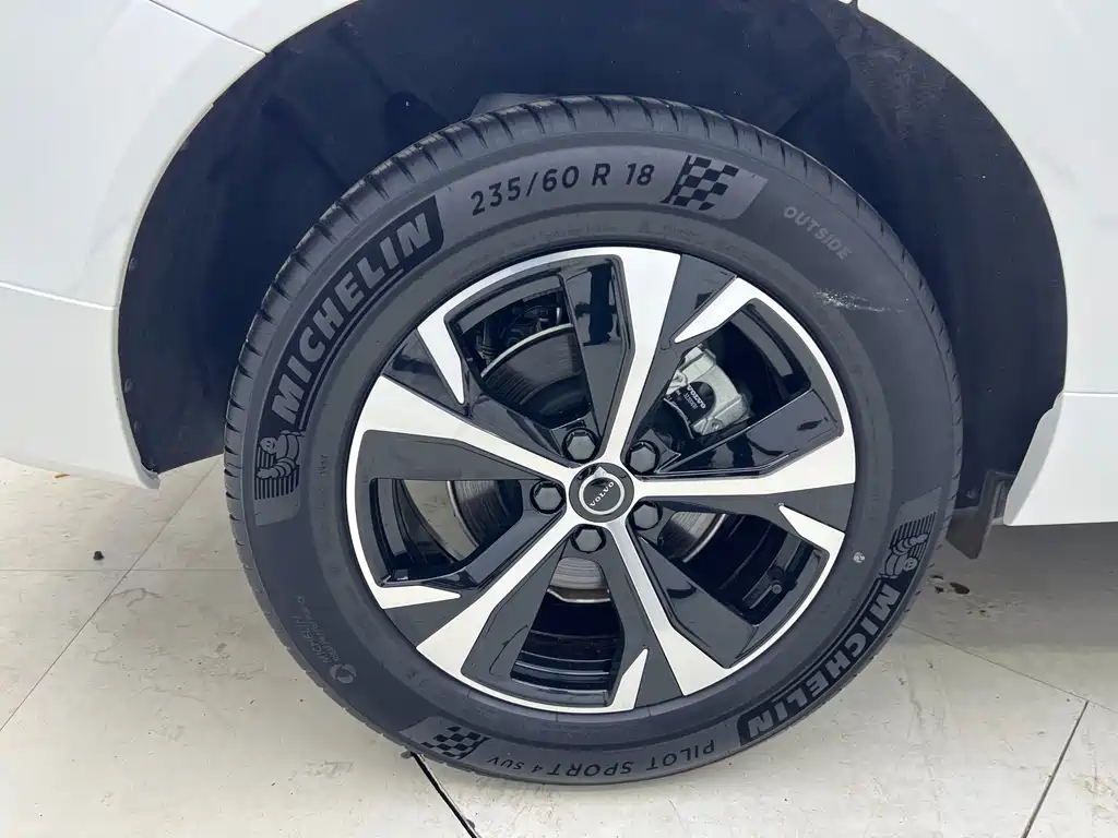 Volvo XC60 — фото 25