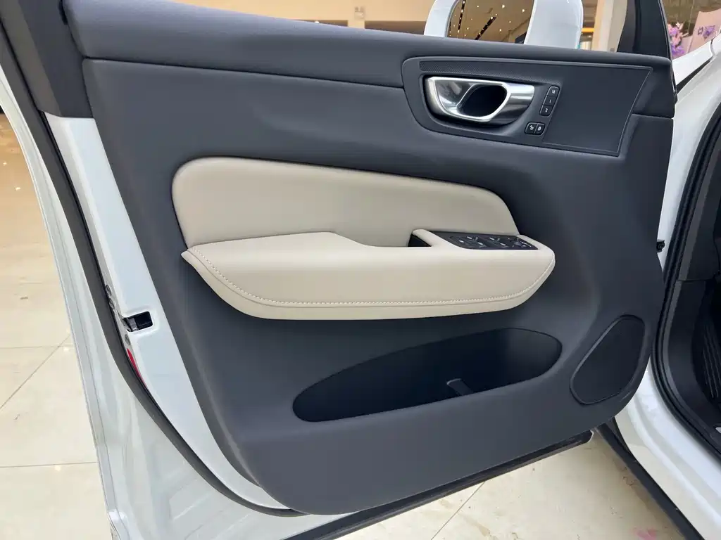 Volvo XC60 — фото 9