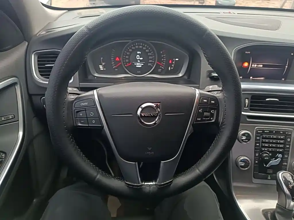 Volvo S60 — фото 11