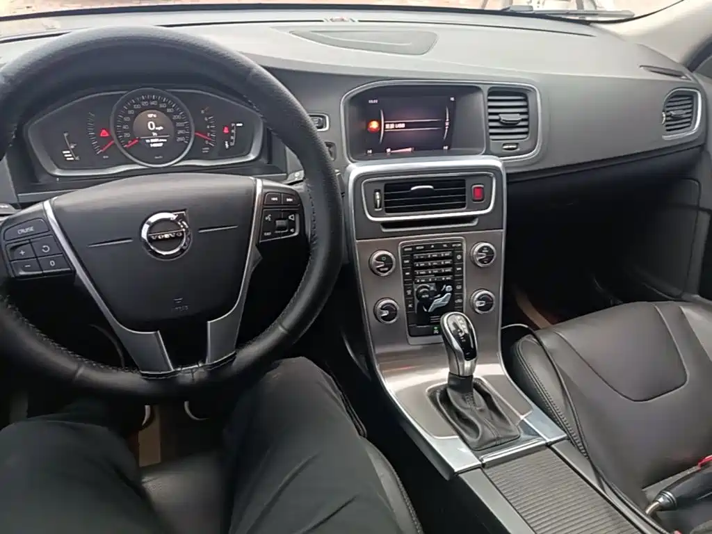 Volvo S60 — фото 10